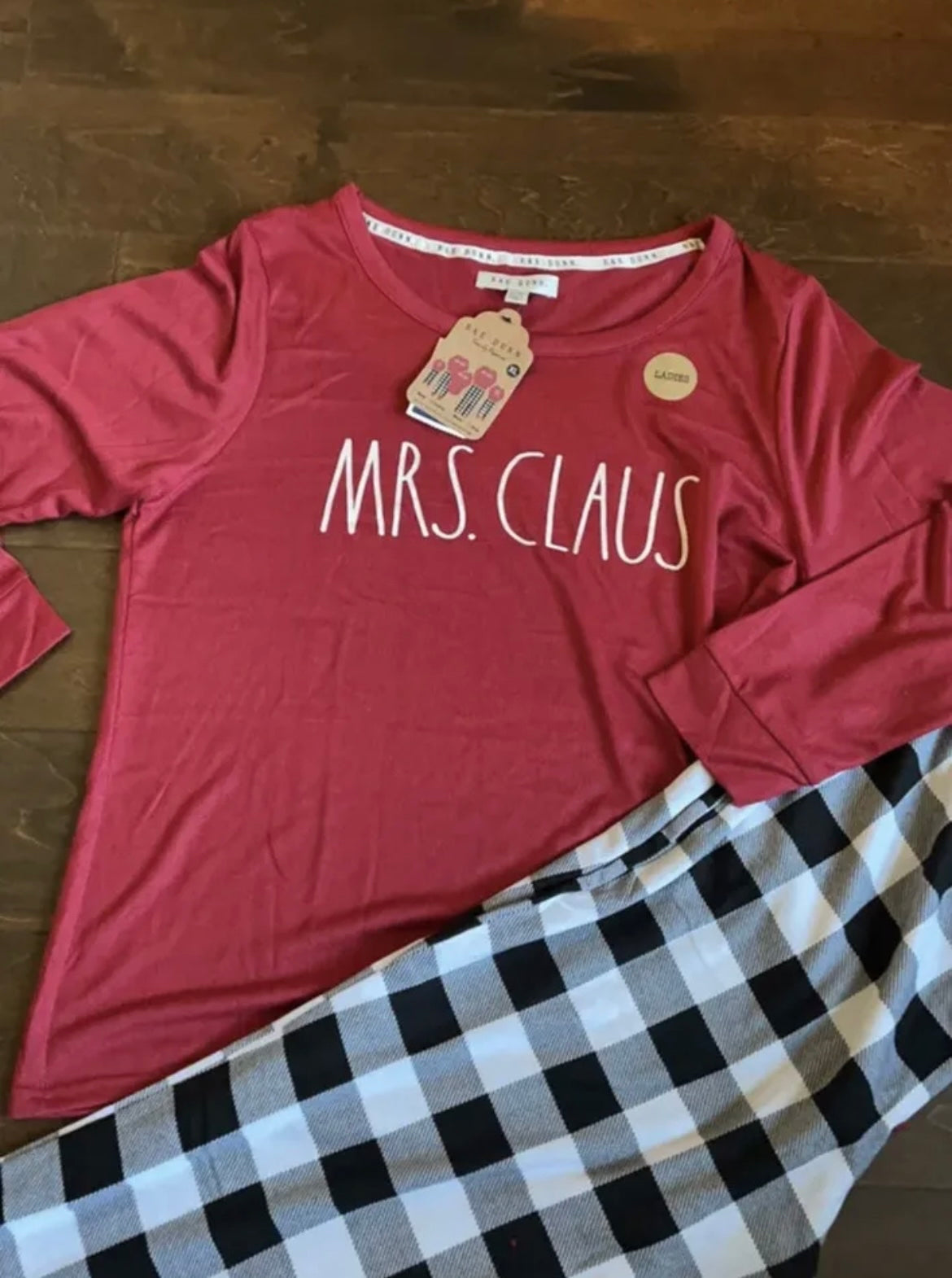 Rae Dunn Women’s Pajama Set Christmas Mrs Claus Sz M Plaid Bottom Nwt
