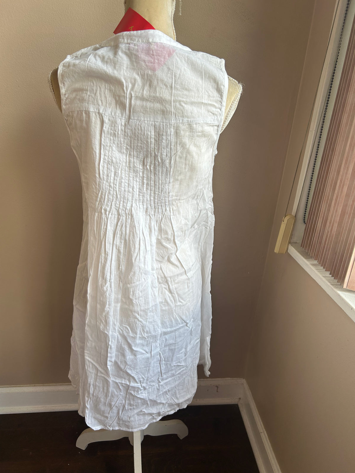 Mystery Women’s White Night Gown Embroidered Pin Tucks Sz M Cotton 5003