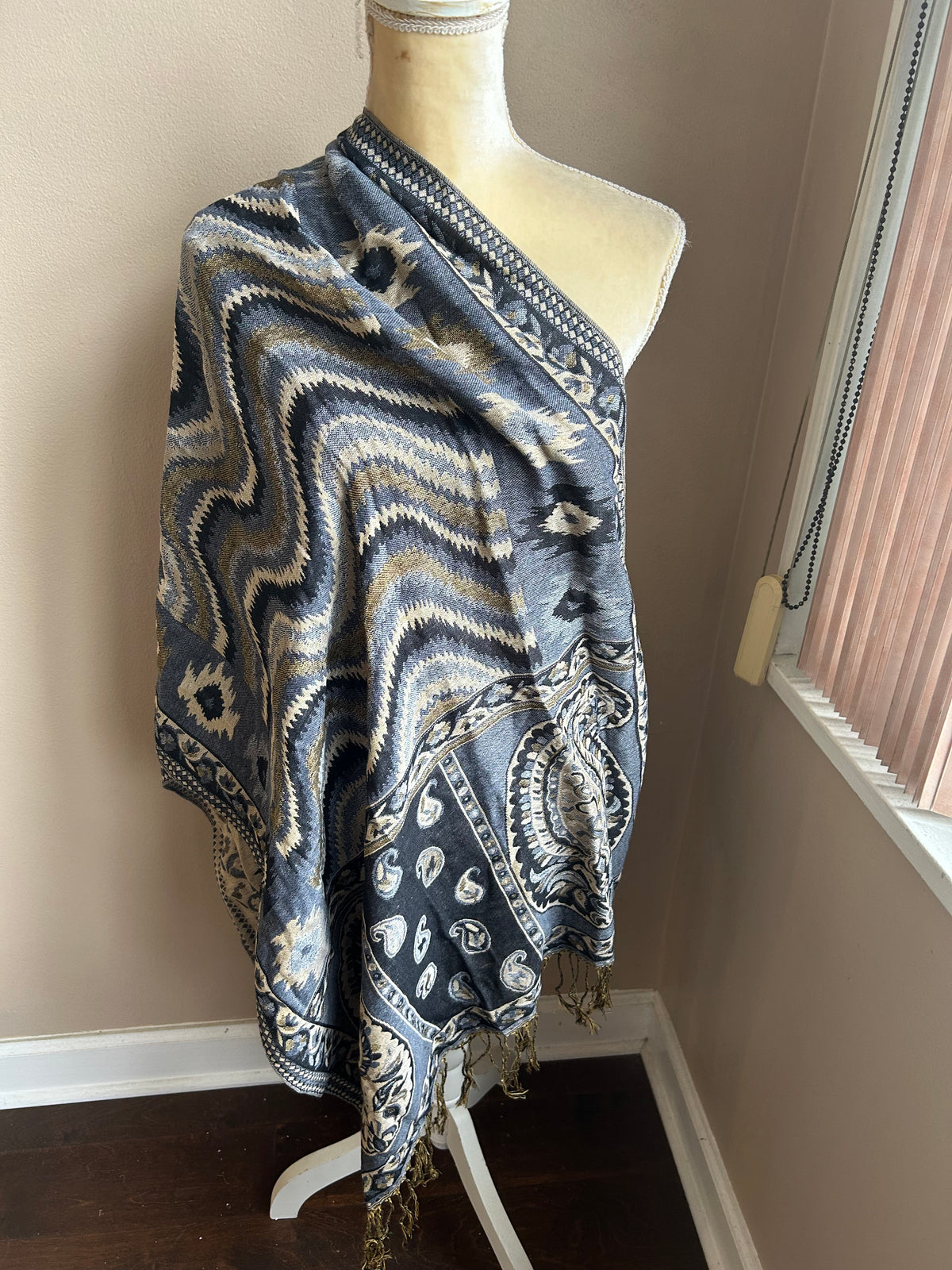 Avenue Women’s Shawl Wrap Scarf Paisely Print New Floral Fringed 5002