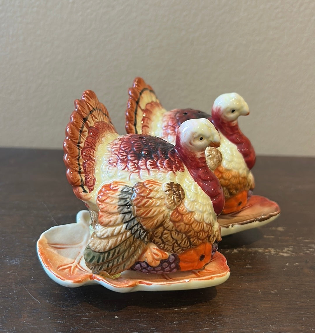 Heritage Harvest Turkey Salt pepper shakers on Leaf Tray New