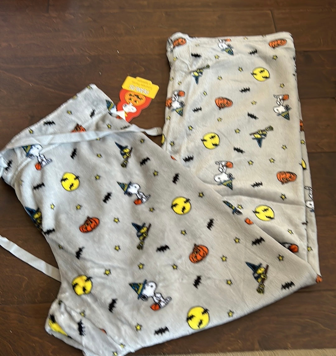 Peanuts womens Halloween Snoopy Pumpkin Print Plush Pajama Pants New Bats