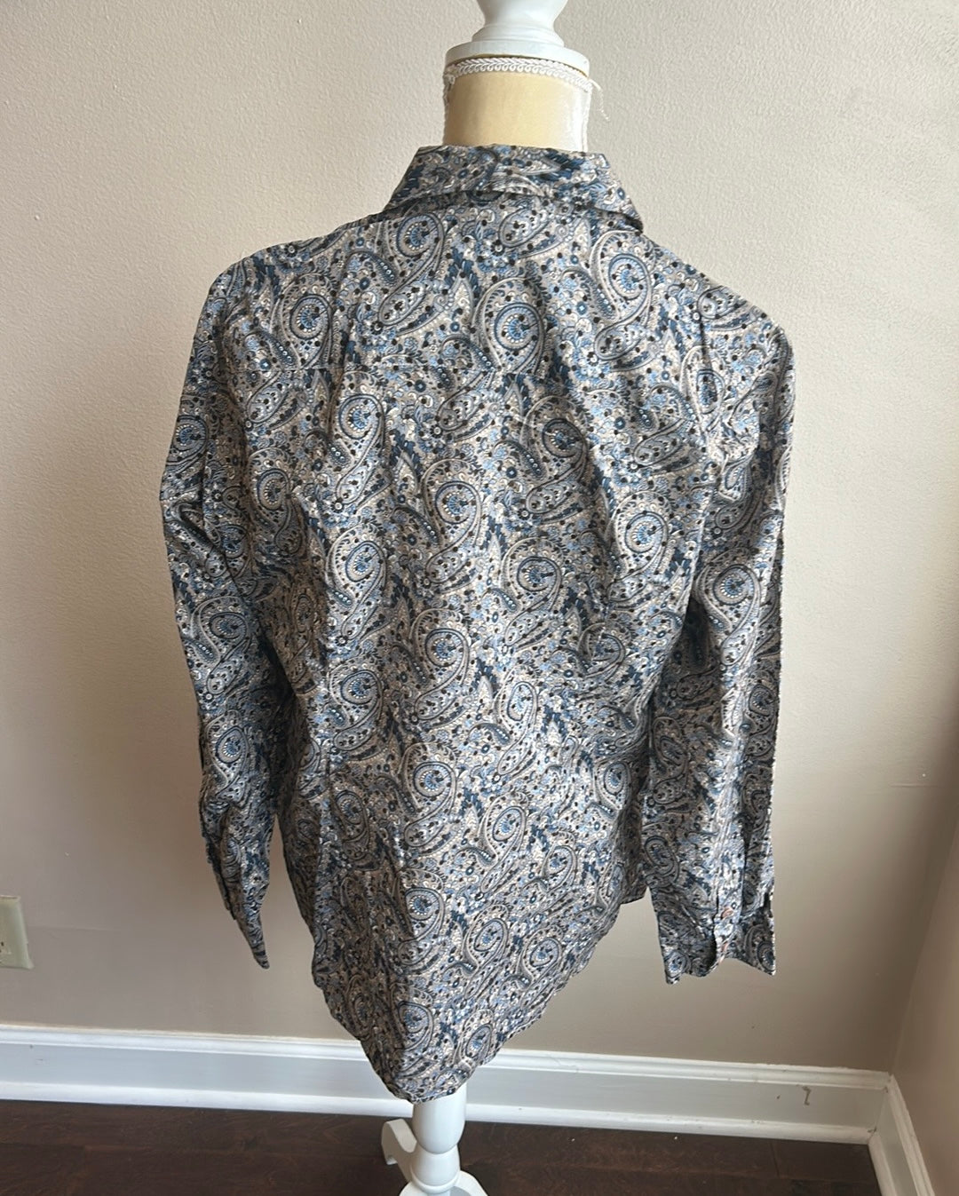 Urban Cotton Company Women’s Dress Shirt Work New Sz S ST2225 Paisely