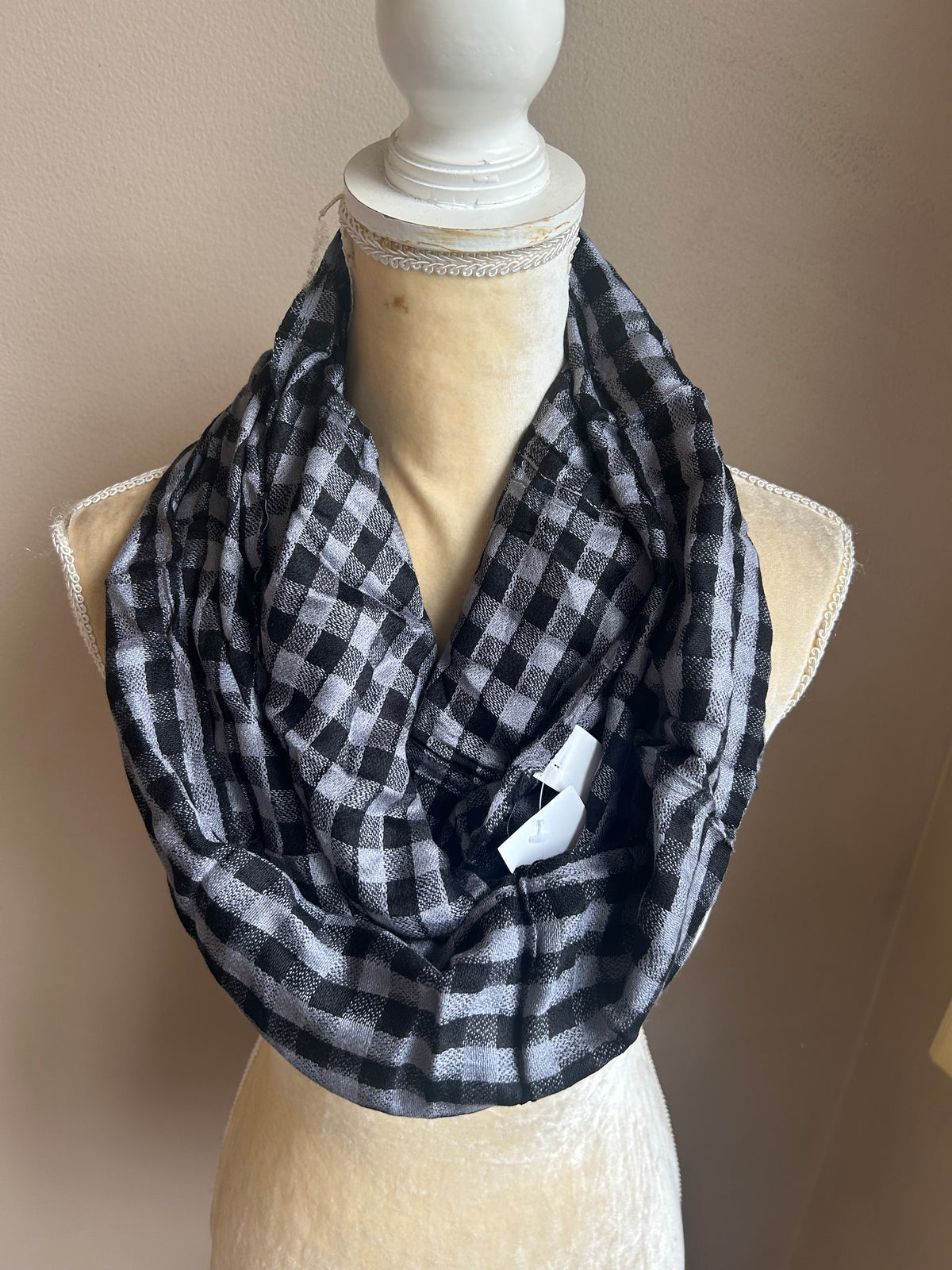 Rue 21 Womens Yarn Dyed Plaid Infinity Scarf Black Gray NWT Viscose 5001