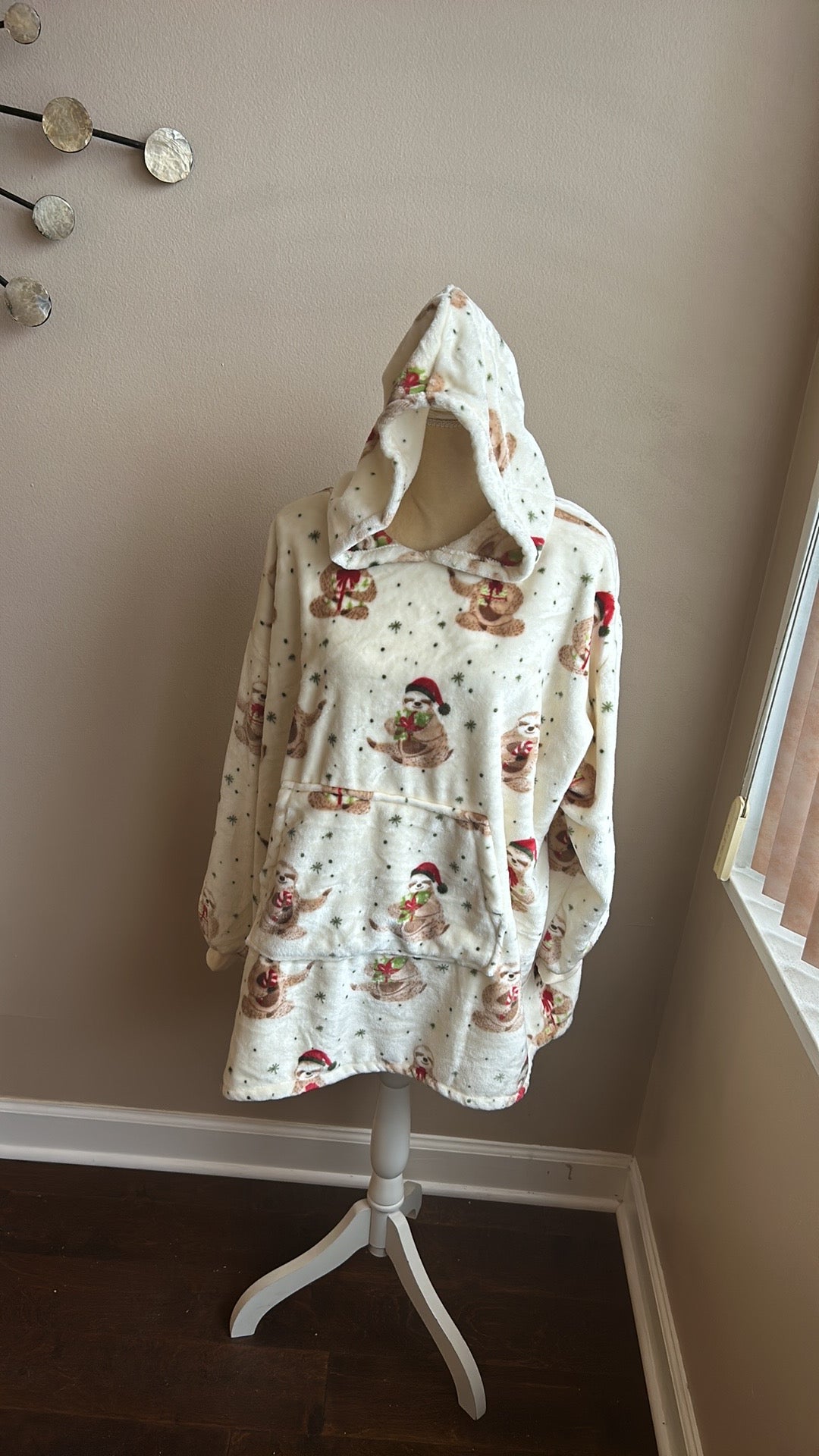 Marlo Lorenzthtowzy Poncho Christmas Sloth Santa Hat New Gift Snowflakes