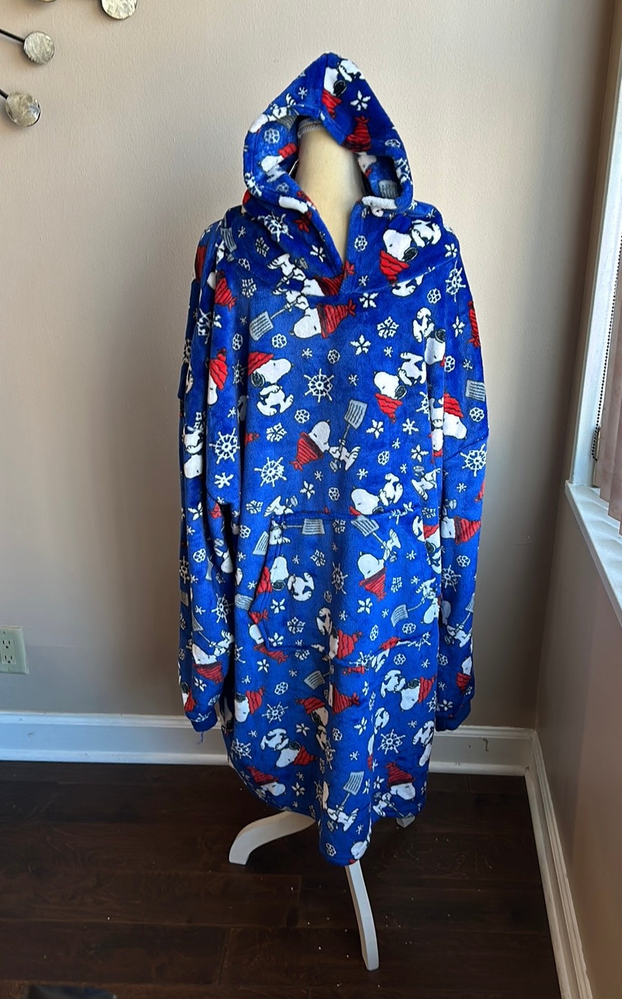 Peanuts Snoopy Unisex One Size Blanket Hoodie Christmas New Snowflakes