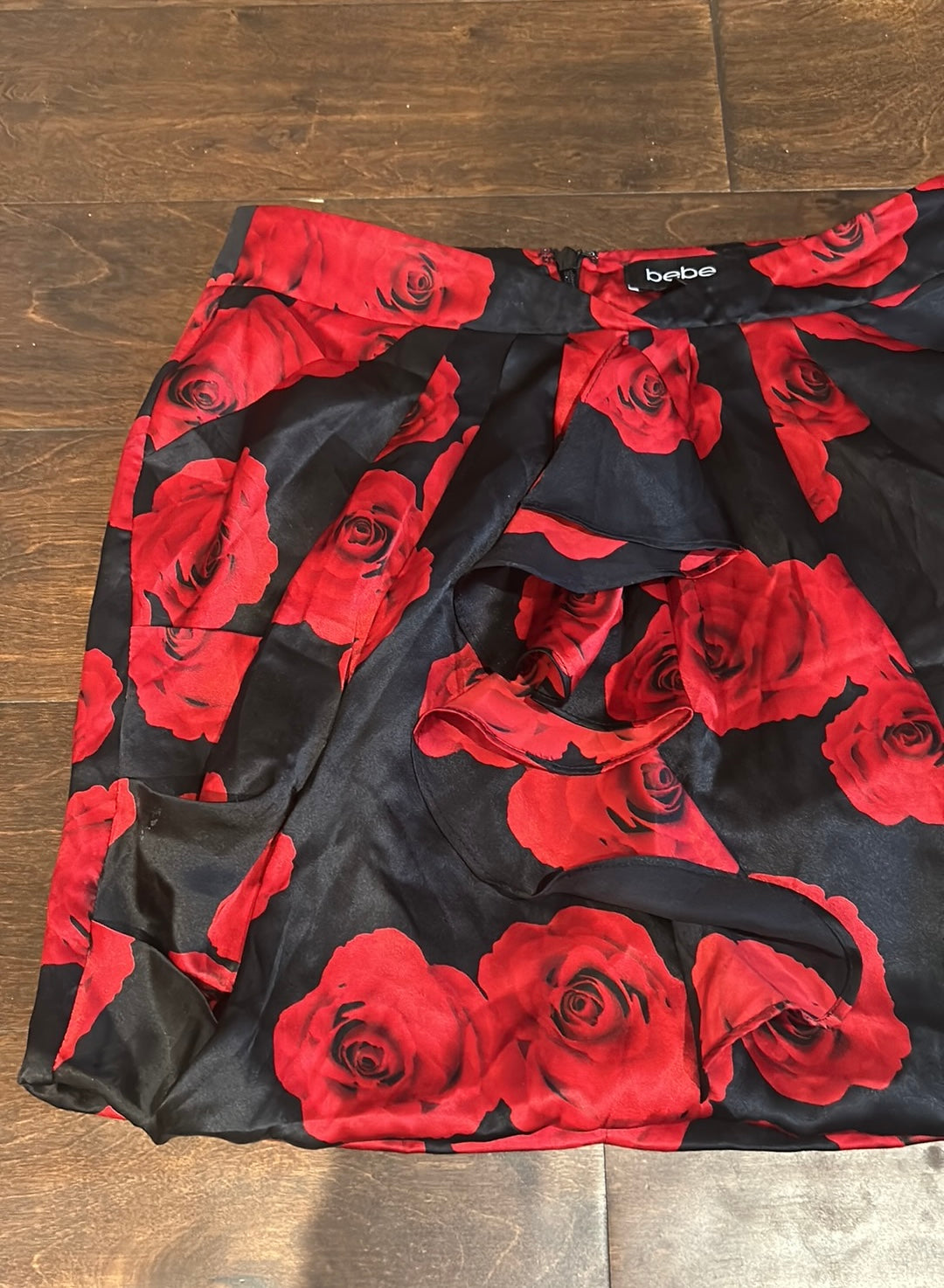 Bebe Womens Mini Skirt Silk Sz 0 Black Red Roses ST26 New