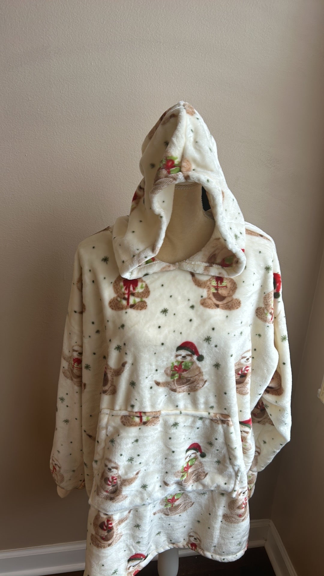 Marlo Lorenzthtowzy Poncho Christmas Sloth Santa Hat New Gift Snowflakes