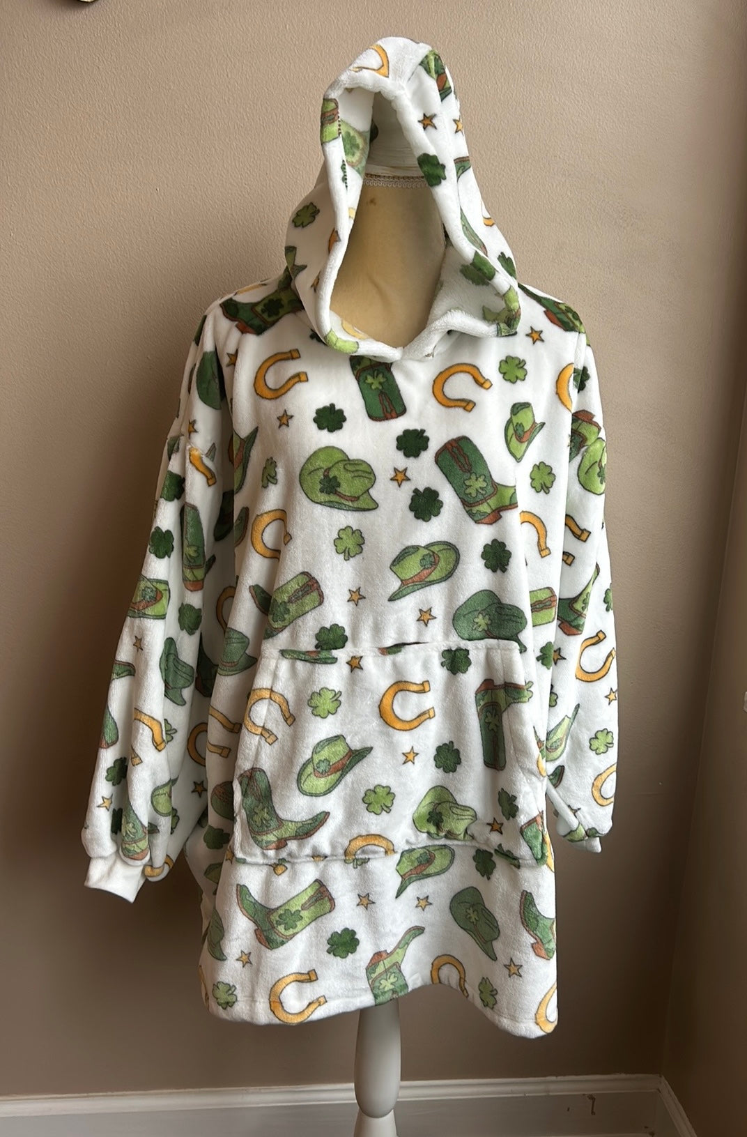 Marlo Lorenz Throwzy Poncho At Patrick’s Boots Clover Horseshoe Hats One Size