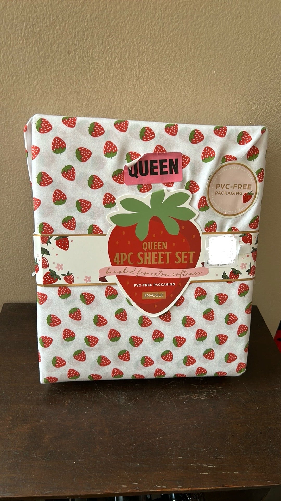 New Red Strawberry Print Queen Sheet Set New