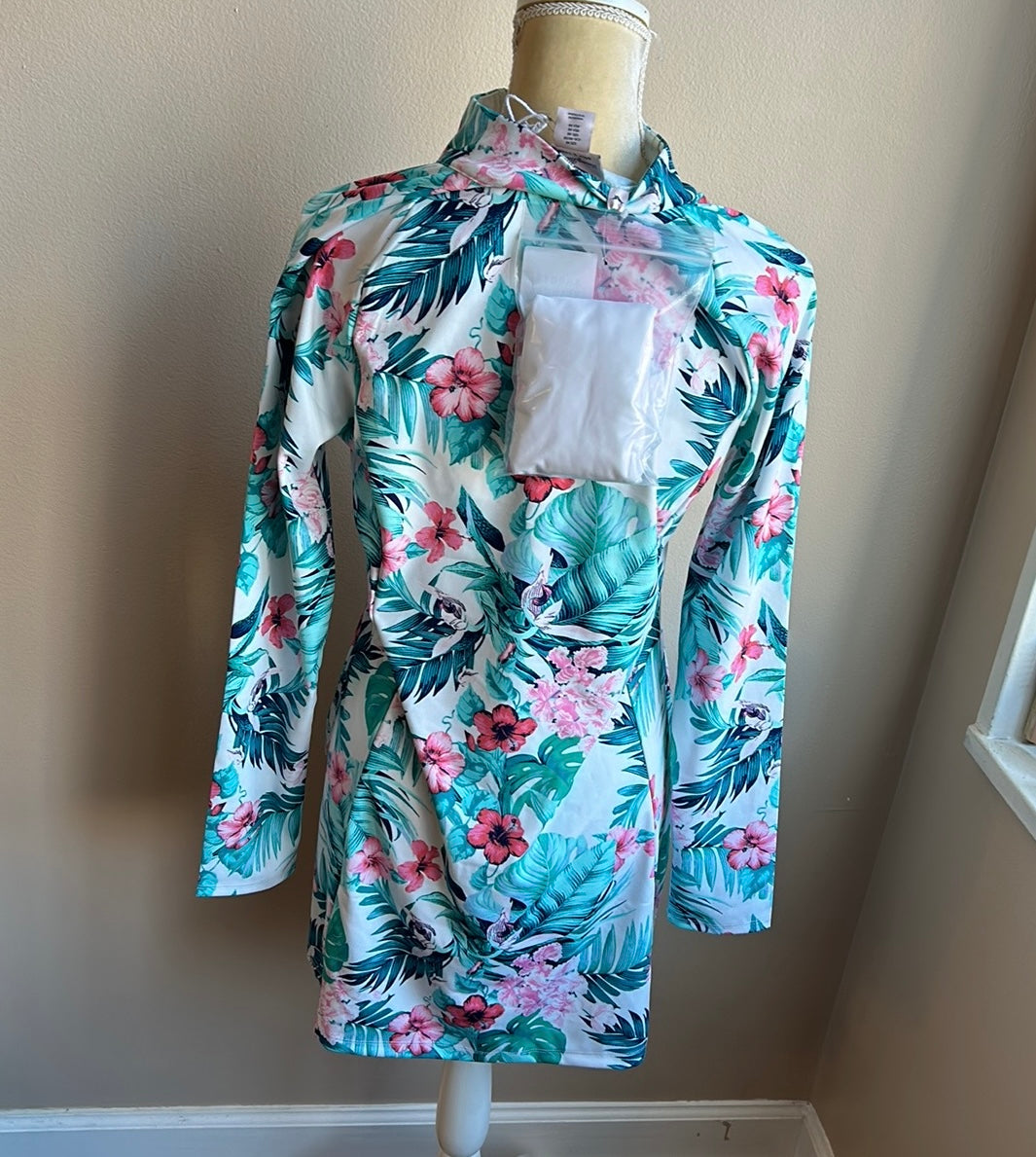 NWT Tommy Bahama Womens Golf Dress With Shorts long sleeves upf 50 Tropical