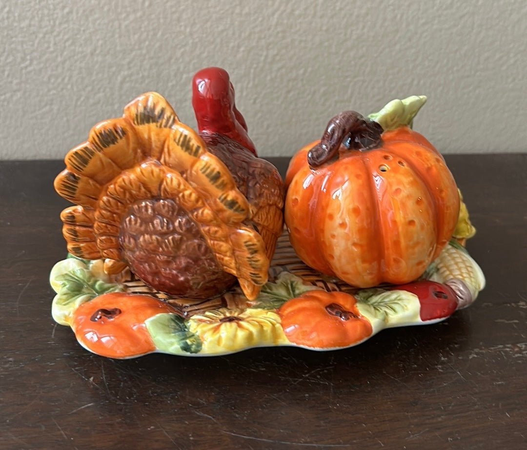 Heritage Harvest Turkey & Pumpkin Salt pepper shakers on Tray New