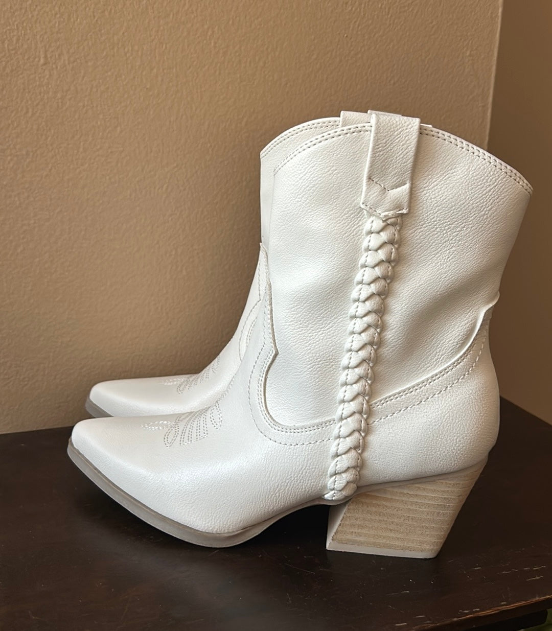 Dolce Vita Koolson Women's Sz 7.5 M Bootie Off White Ivory Western Cowboy New