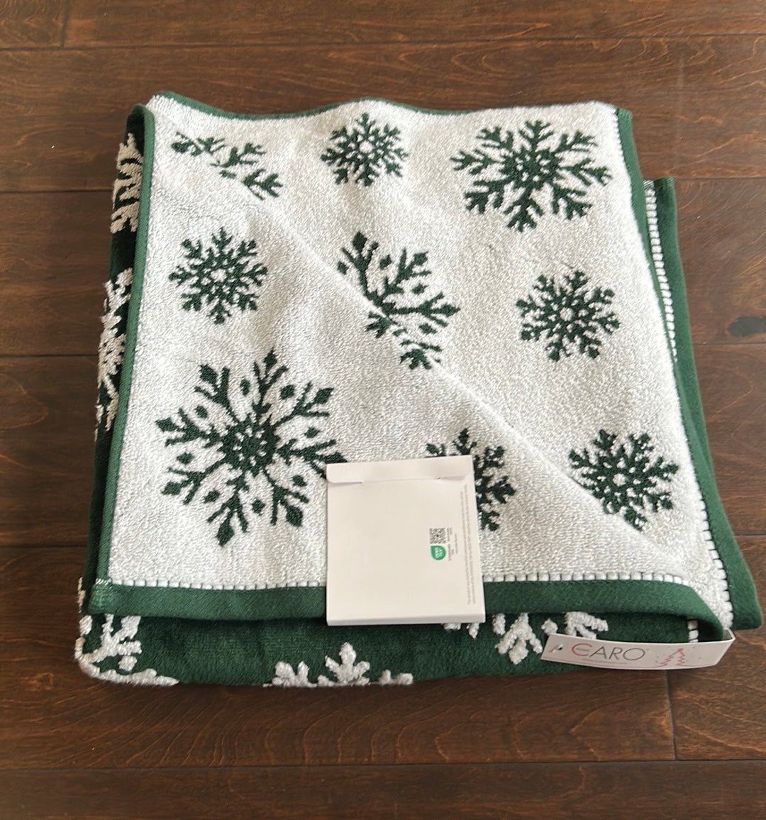 CARO Home Christmas Green & White SNOWFLAKE Bathroom Bath Towel Set of 2 NEW