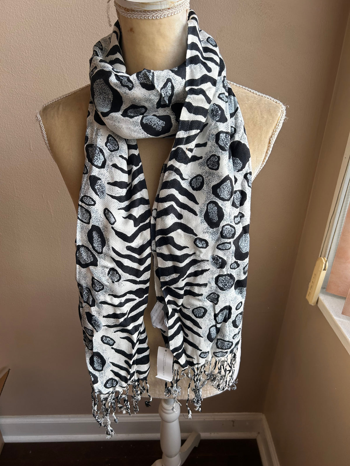 New York & Company Womens Animal Print Scarf Shawl Fringed 5002-3102