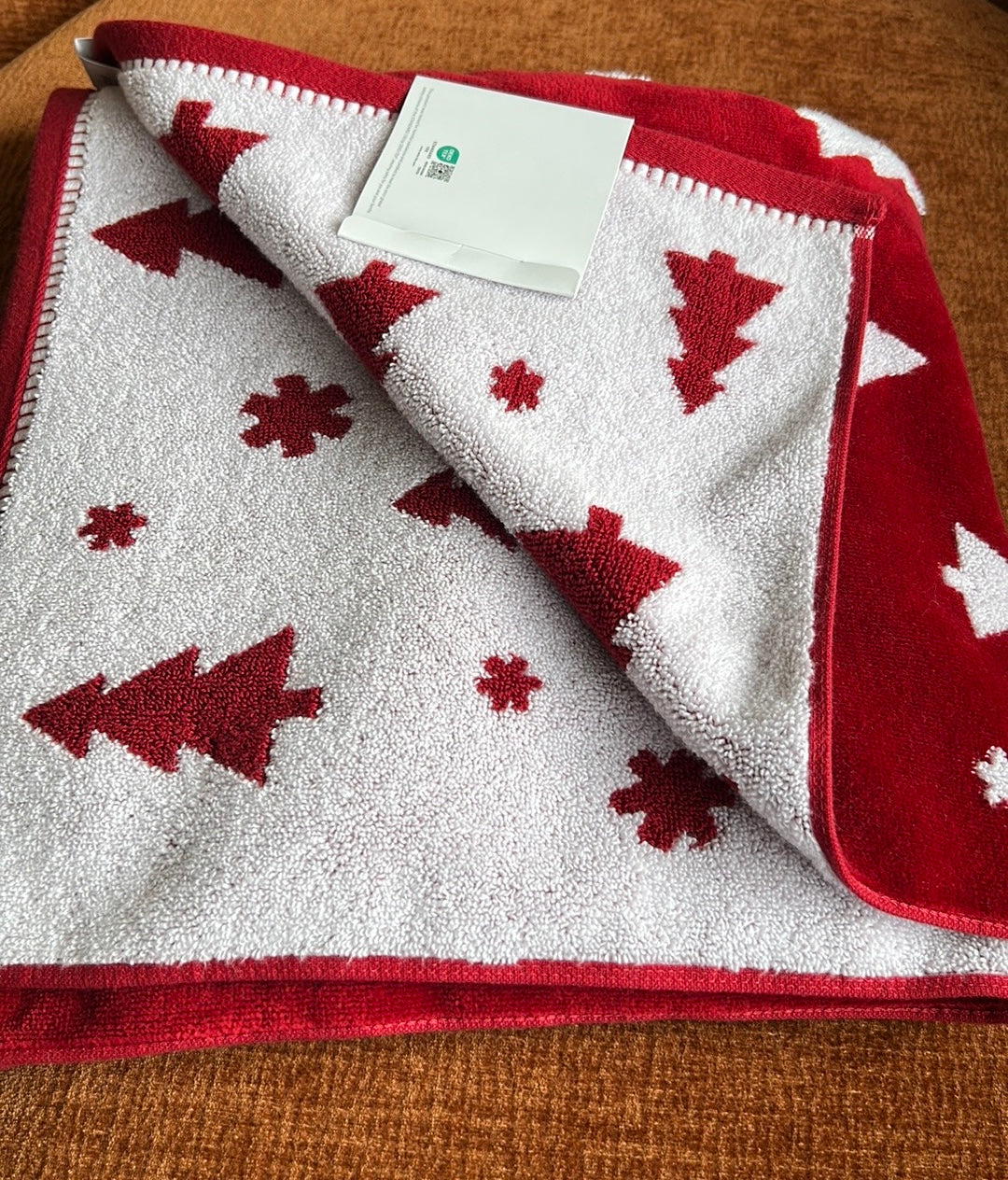 CARO Home Christmas Trees Red & White Bathroom Bath Towel Set of 2 NEW