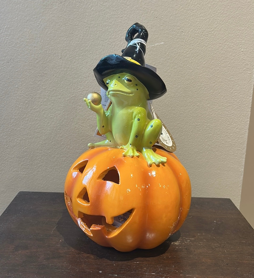 New Light Up LED Pumpkin With Frog Wearing Witch Hat On It Halloween Figurine