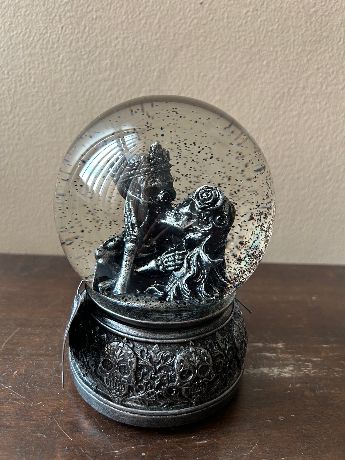 Halloween Skeleton Couple Kissing Bride Groom Water Globe Musical New
