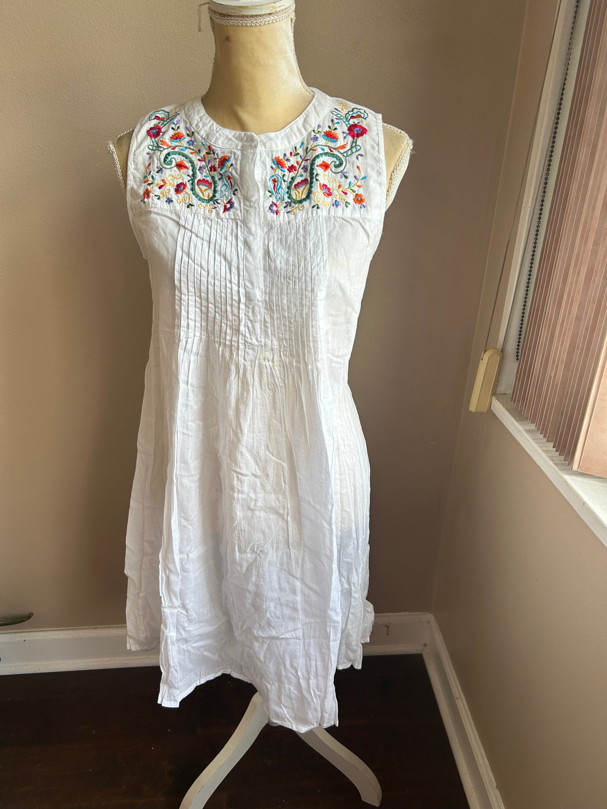 Mystery Women’s White Night Gown Embroidered Pin Tucks Sz M Cotton 5003