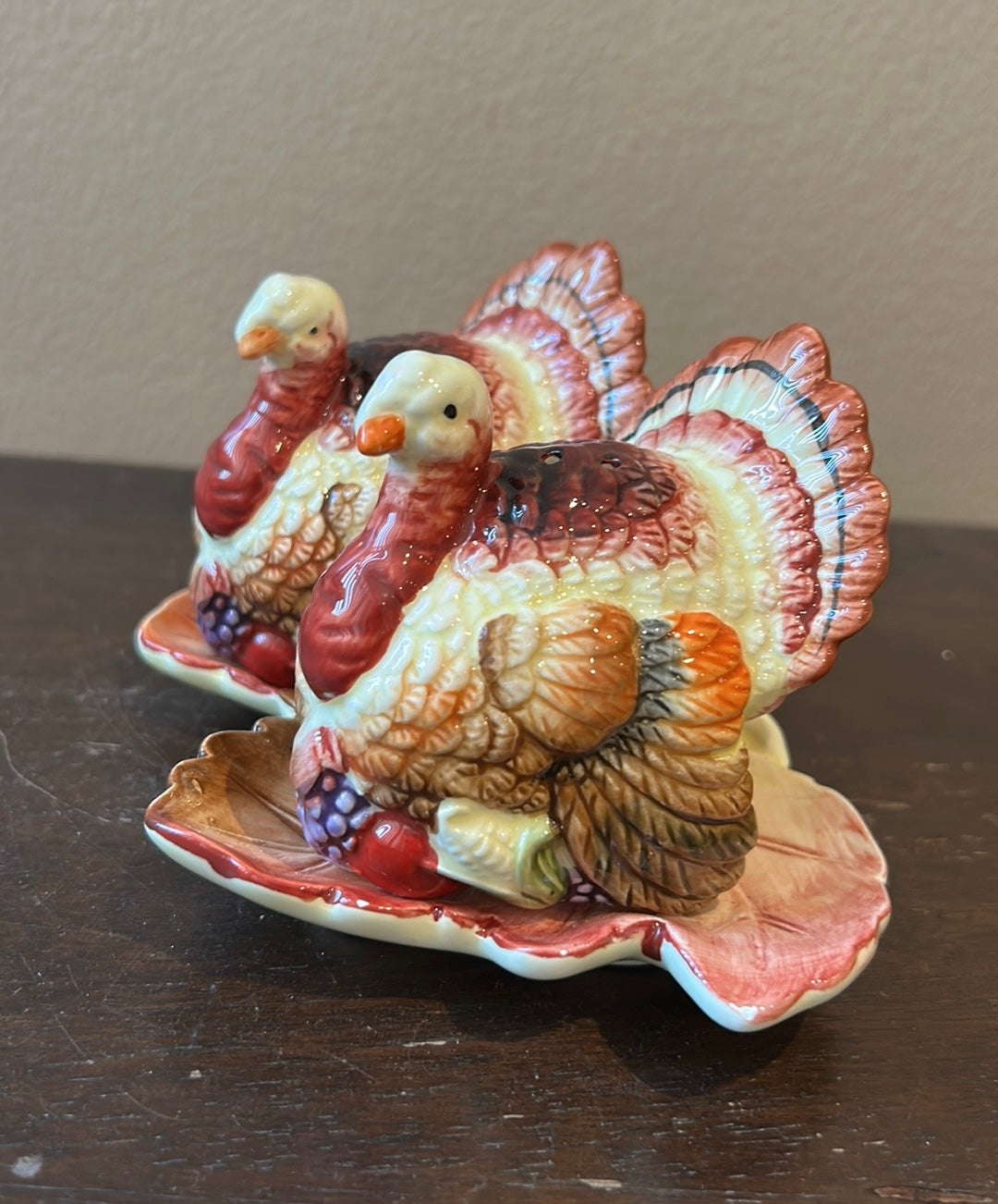Heritage Harvest Turkey Salt pepper shakers on Leaf Tray New
