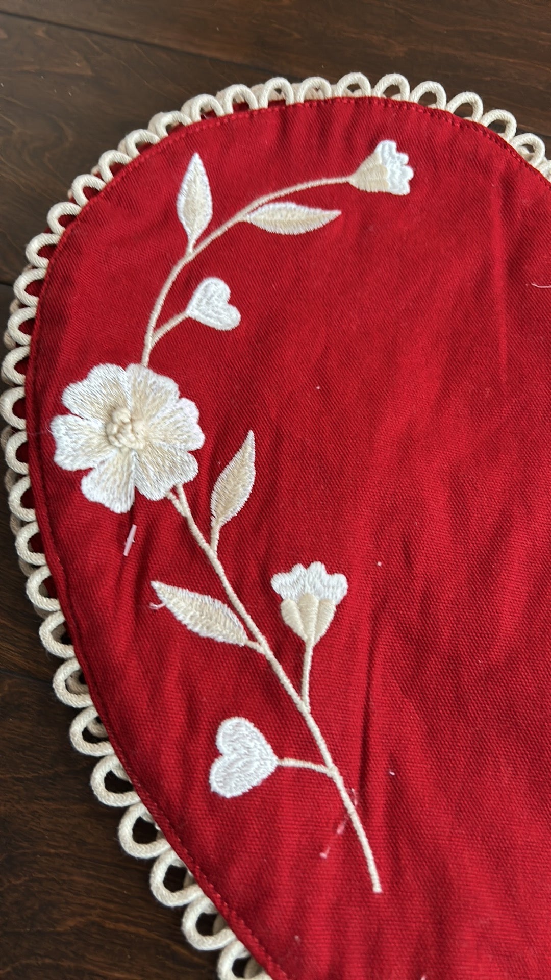 Nicole Miller 4 Heart Shape Red Placemats Embroidered Valentines Day New