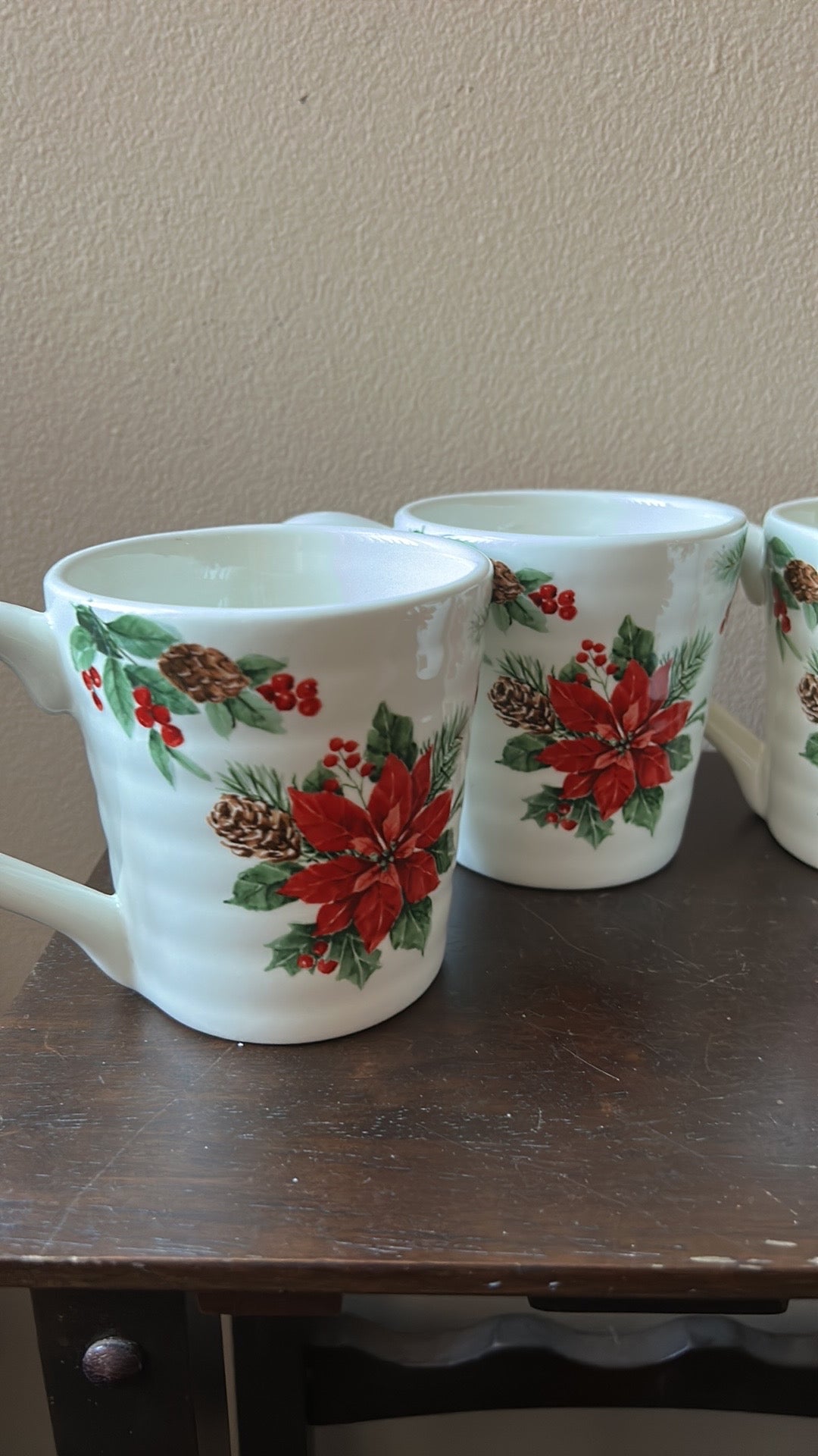 Maxcera set of 4 Christmas Mugs New Poinsettia Holly Berries Ceramic