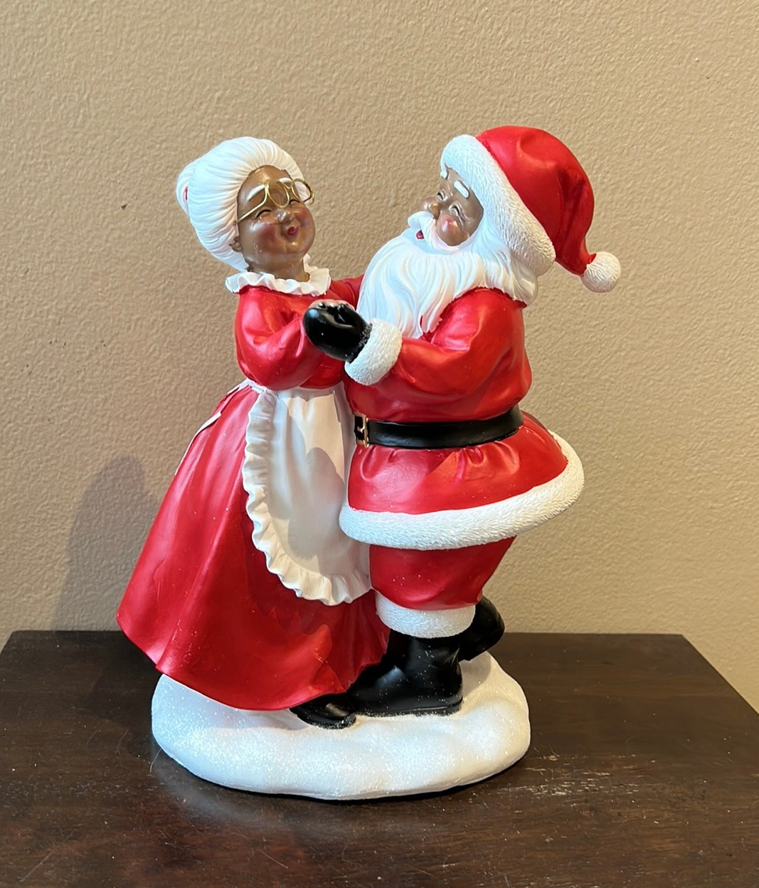 Cute Mr & Mrs Santa Claus Dancing Pose African American Tabletop New Figurine