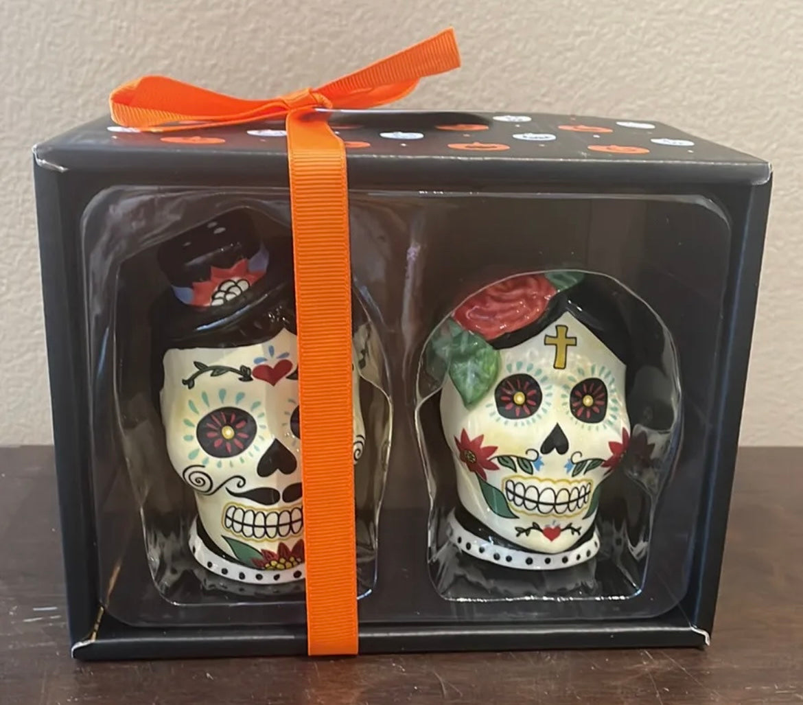 NEW BLUE SKY CLAYWORKS HALLOWEEN DAY OF DEAD SALT AND PEPPER SHAKERS SUGAR SKULL