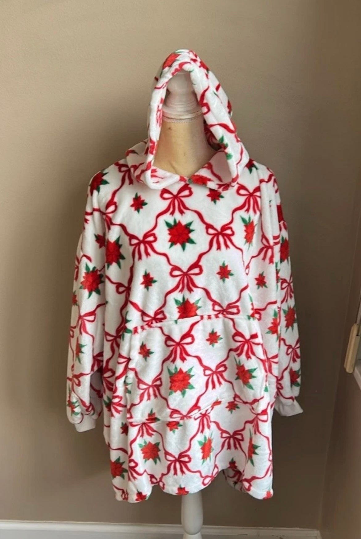 Marlo Lorenz Throwzy Poncho Christmas Bows Poinsettias New Gift One Size