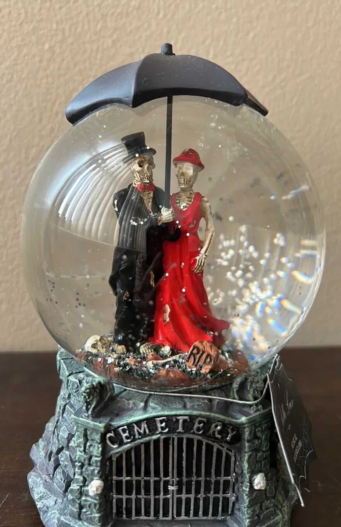 Bella Lux Halloween Skeleton Couple In Cemetery Water Globe Musical New