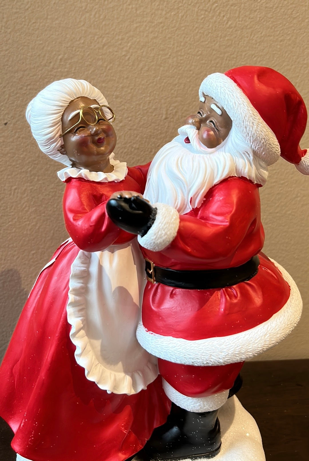 Cute Mr & Mrs Santa Claus Dancing Pose African American Tabletop New Figurine