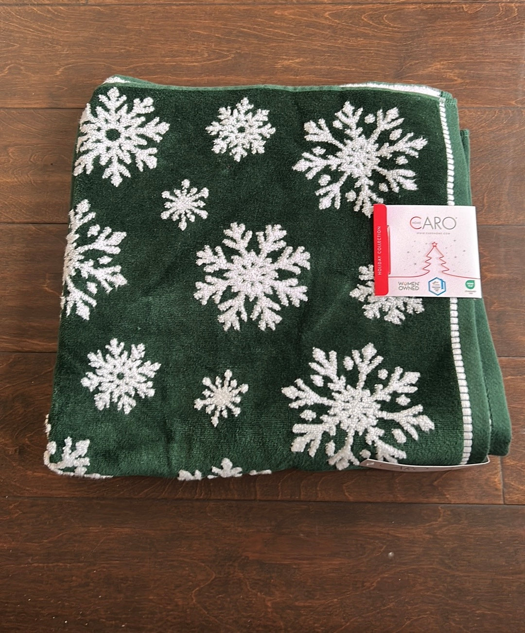 CARO Home Christmas Green & White SNOWFLAKE Bathroom Bath Towel Set of 2 NEW