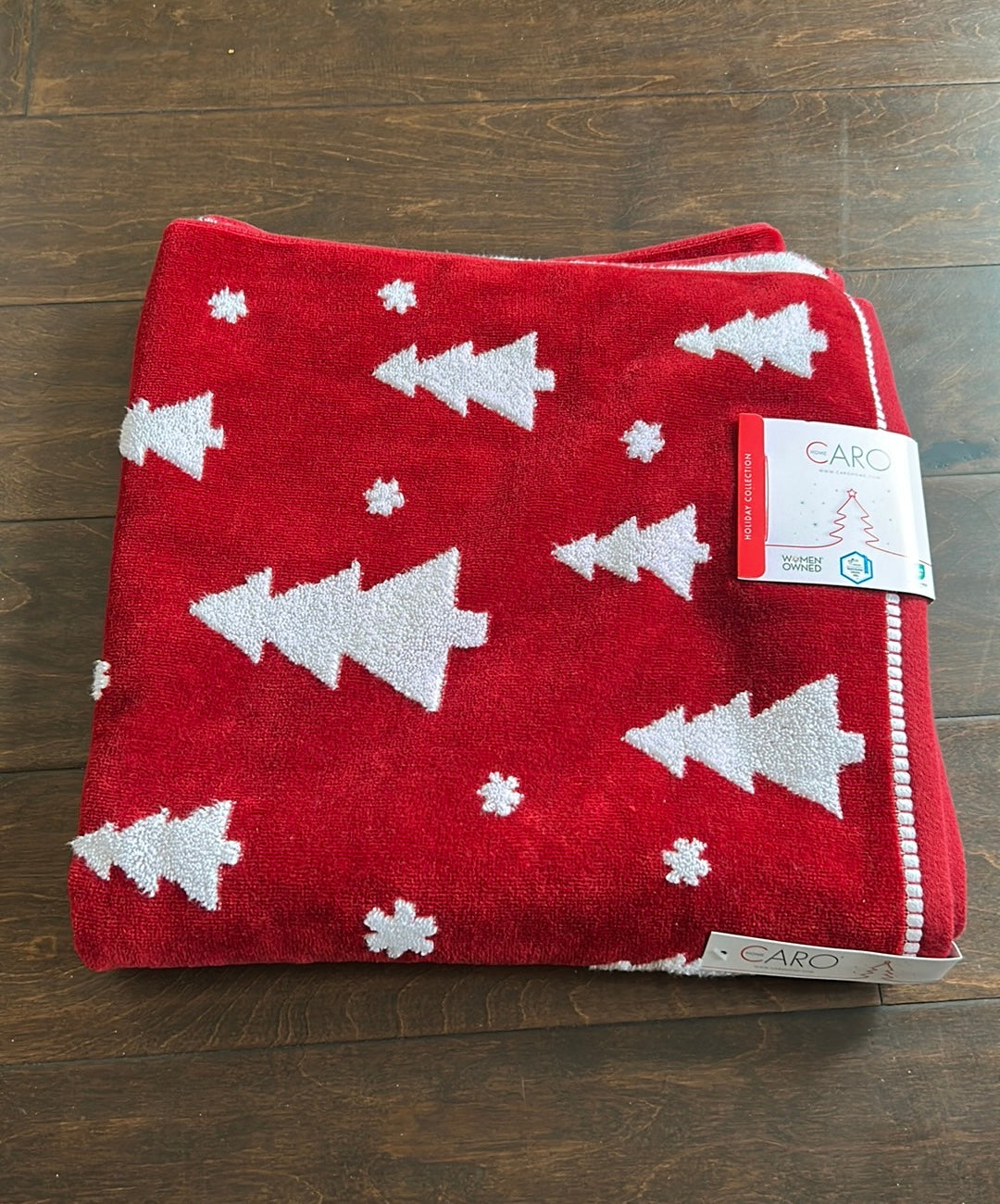 CARO Home Christmas Trees Red & White Bathroom Bath Towel Set of 2 NEW