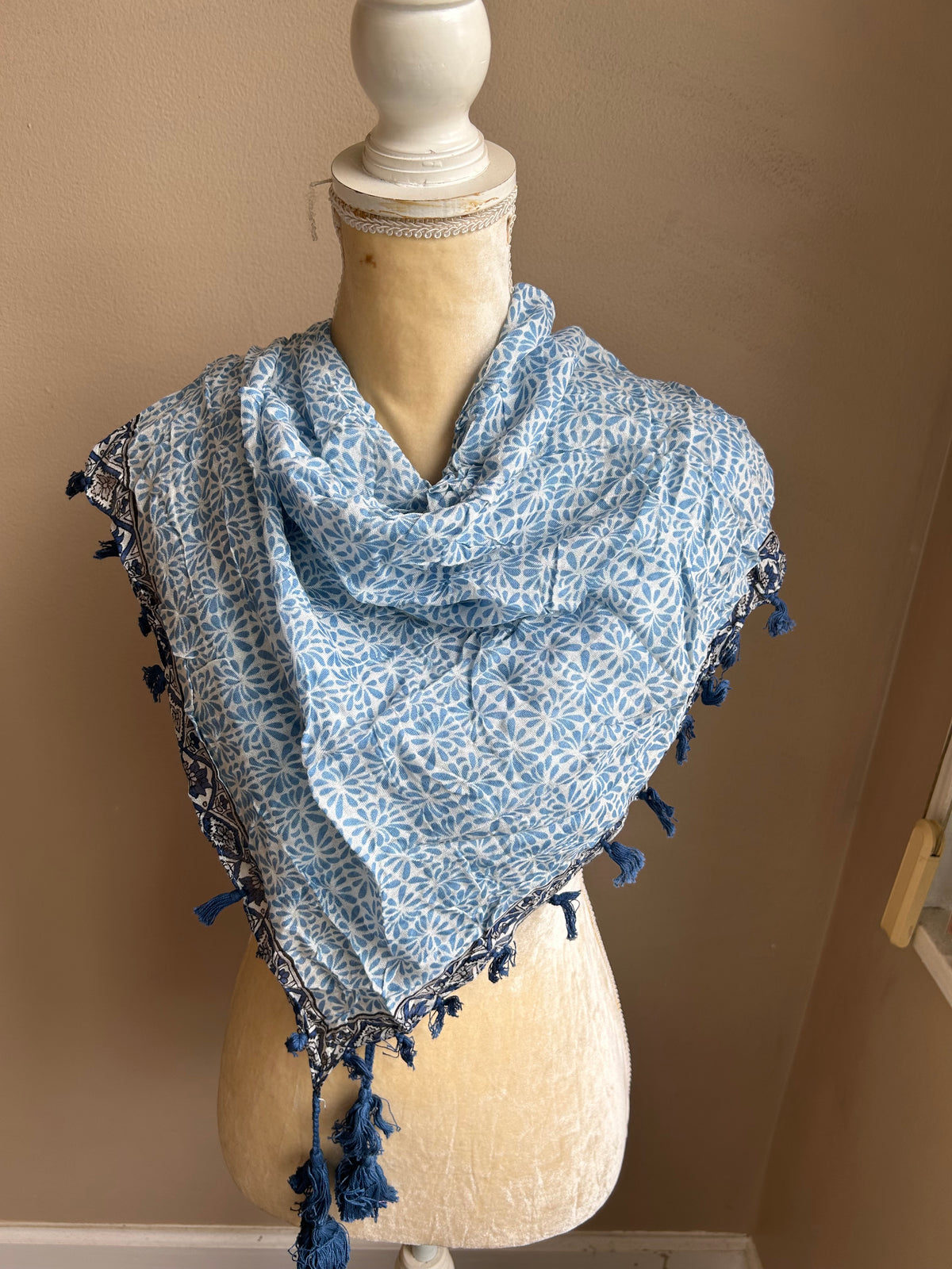 New Womens Scarf Multicolor Blue White Floral 5002-3102 Tassles