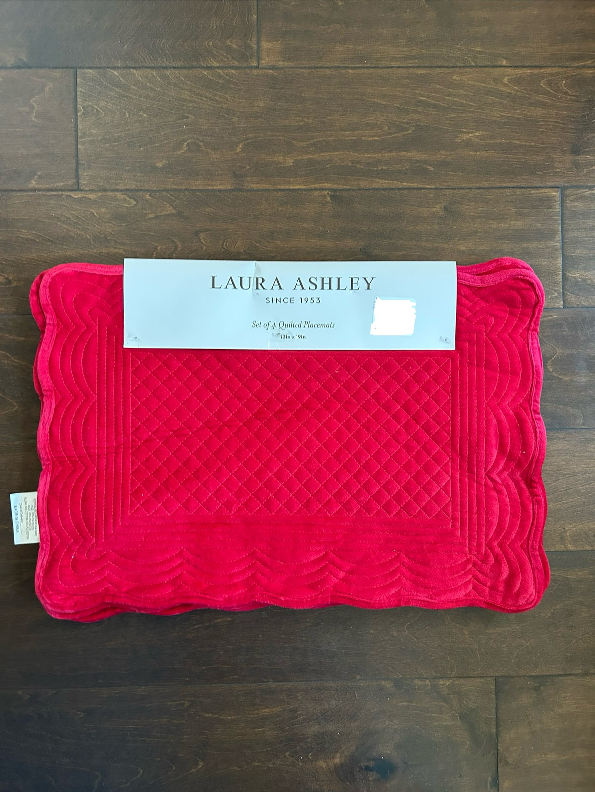 Laura Ashley Set Of 4 Quilted Velvet Placemats New Scalloped Red Christmas