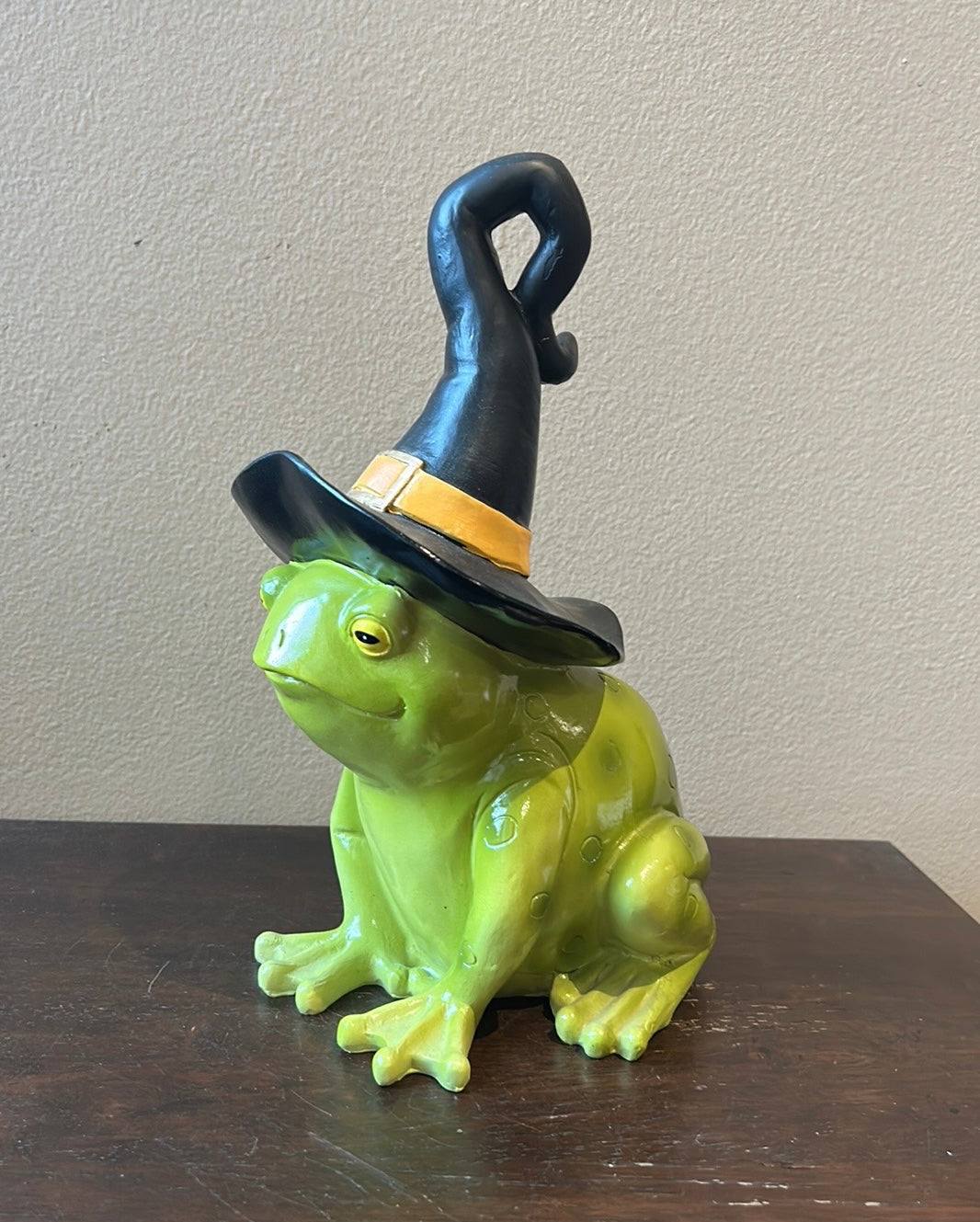 Cute Green frog With Witch Hat Halloween Home Decor New Figurine