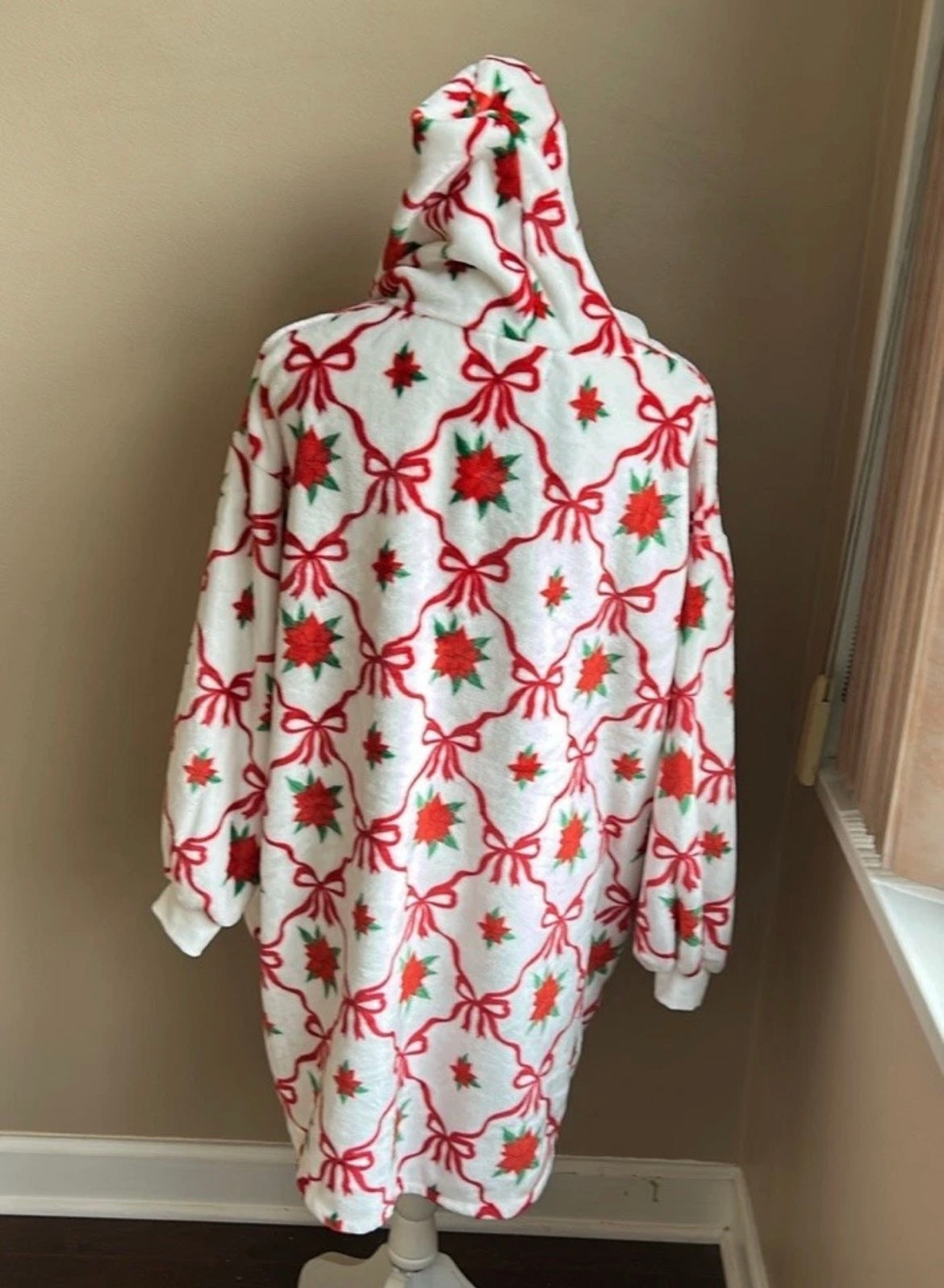 Marlo Lorenz Throwzy Poncho Christmas Bows Poinsettias New Gift One Size