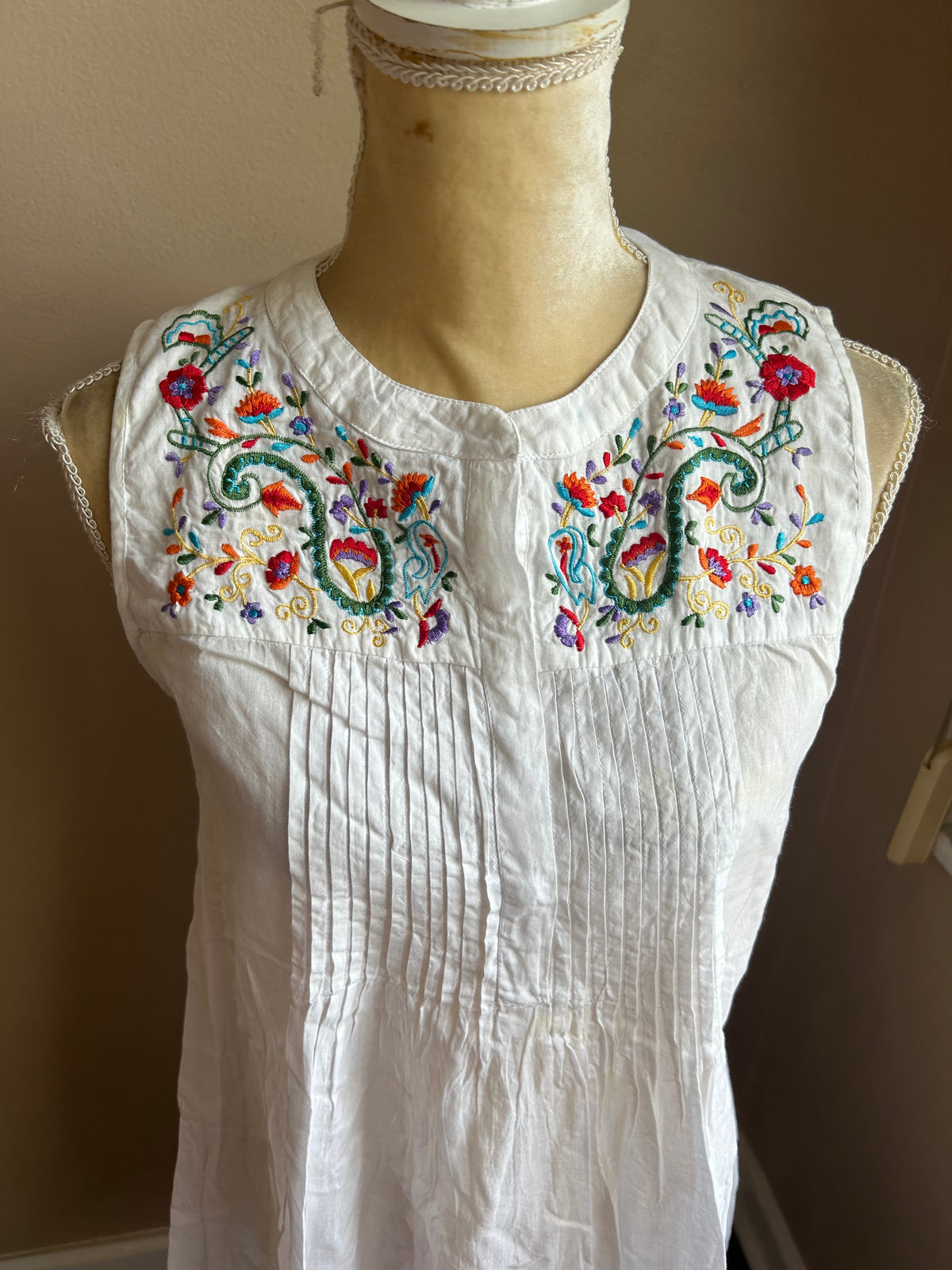 Mystery Women’s White Night Gown Embroidered Pin Tucks Sz M Cotton 5003