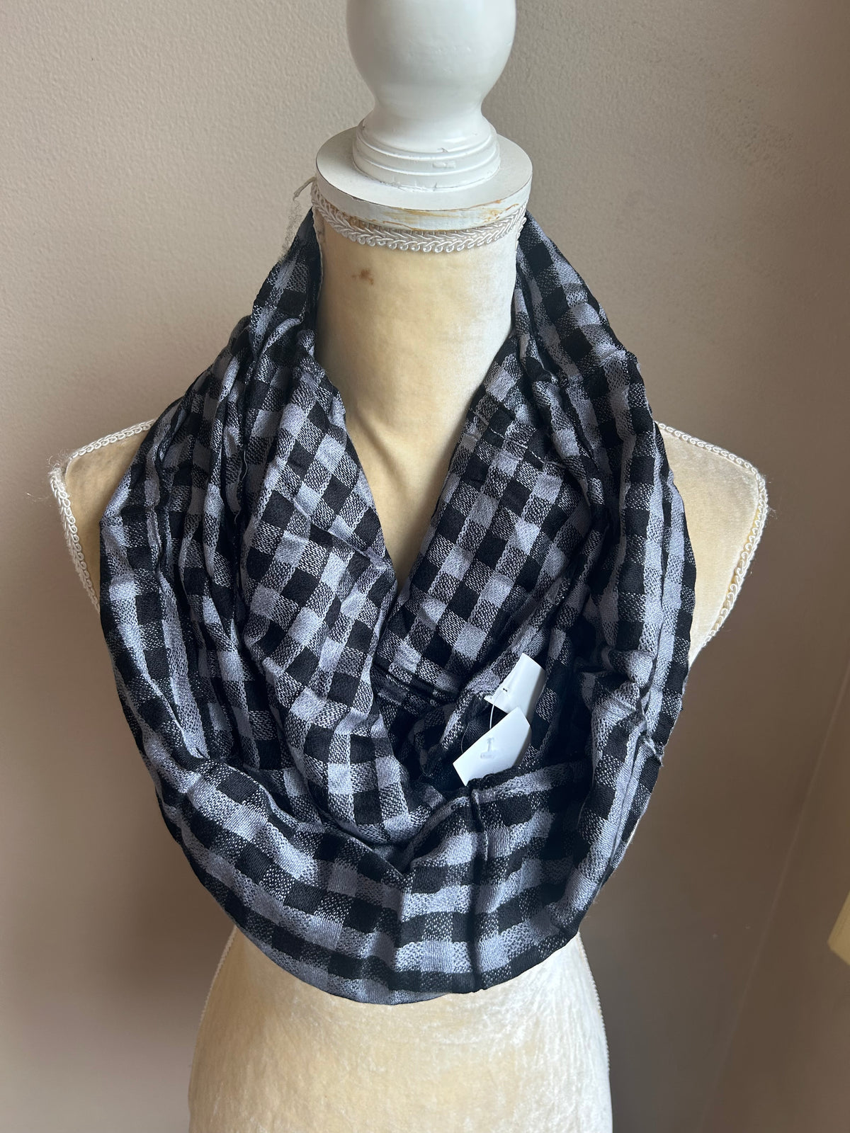 Rue 21 Womens Yarn Dyed Plaid Infinity Scarf Black Gray  NWT Viscose 5001