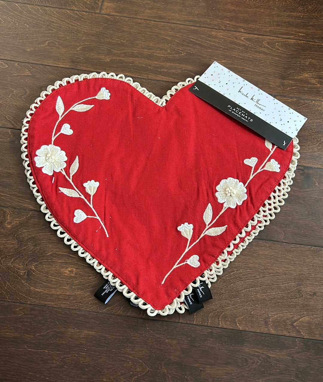 Nicole Miller 4 Heart Shape Red Placemats Embroidered Valentines Day New