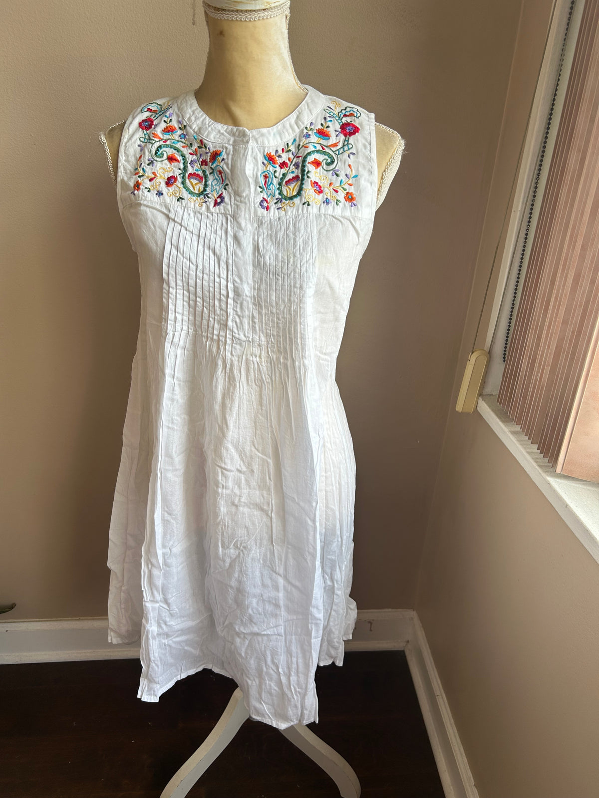 Mystery Women’s White Night Gown Embroidered Pin Tucks Sz M Cotton 5003