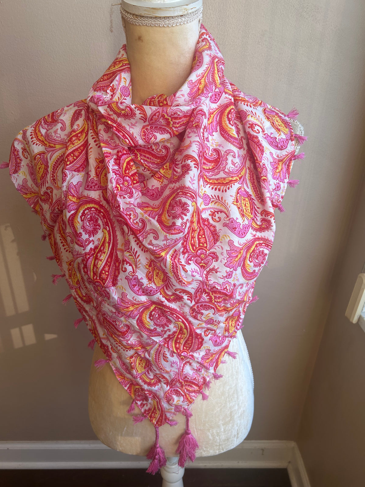 Rue 21 Womens Scarf Multicolor Pink White Paisely  5002-3102 Tassles