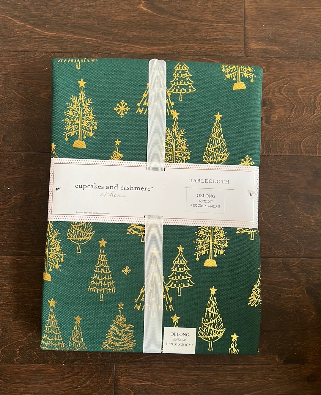 Cupcakes & Cashmere Tablecloth Christmas Trees Green Gold  60”x 104” New Oblong