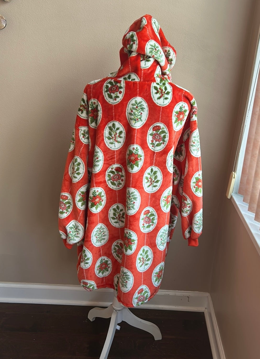 Marlo Lorenz Throwzy Poncho Christmas Poinsettia Holly Berry New Gift OS Hooded