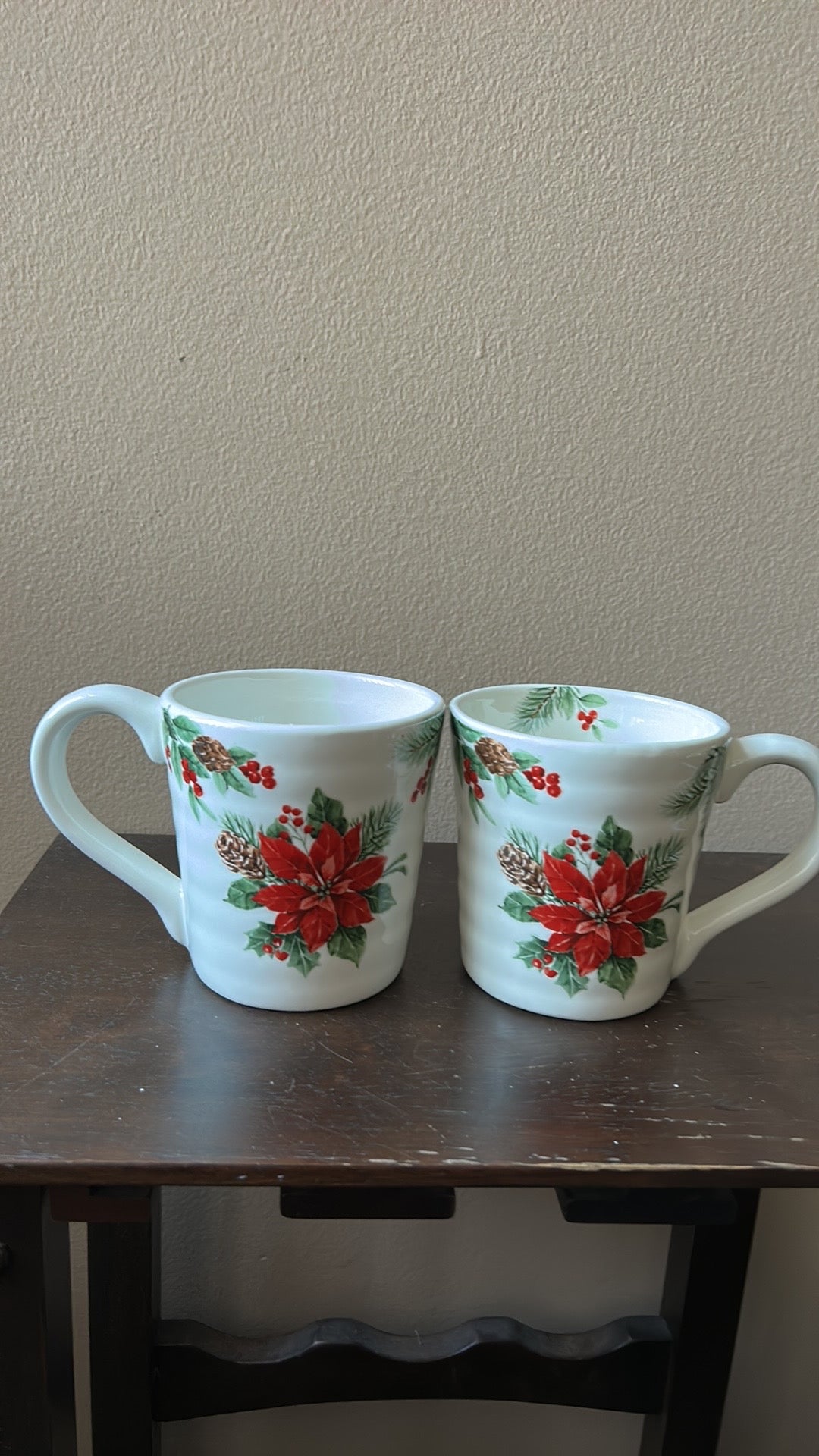 Maxcera set of 4 Christmas Mugs New Poinsettia Holly Berries Ceramic