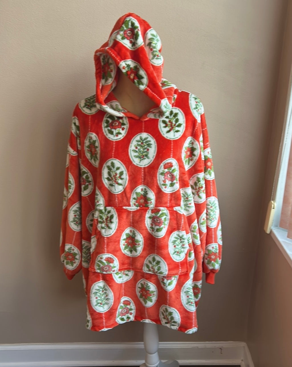 Marlo Lorenz Throwzy Poncho Christmas Poinsettia Holly Berry New Gift OS Hooded