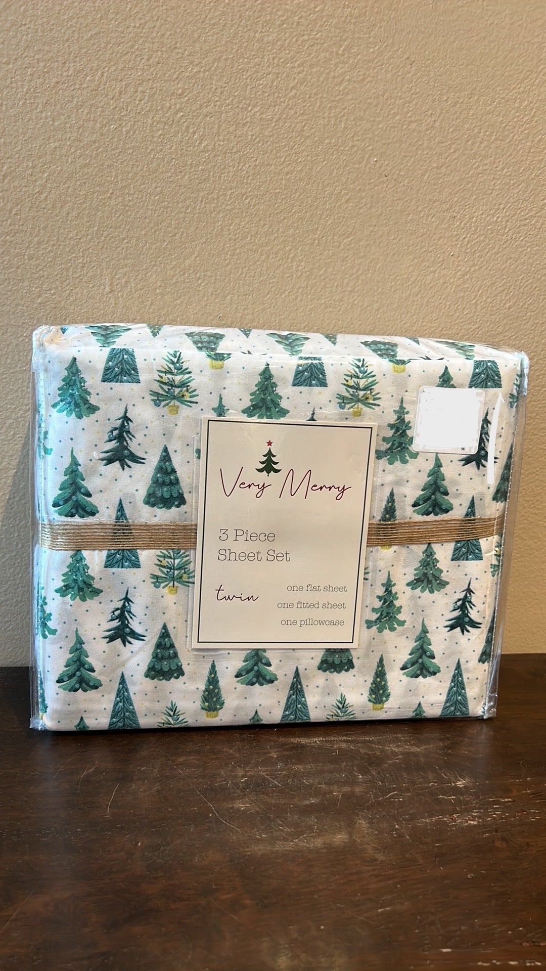 Very Merry  Christmas Tree Holiday Sheet Set New Polka Dot