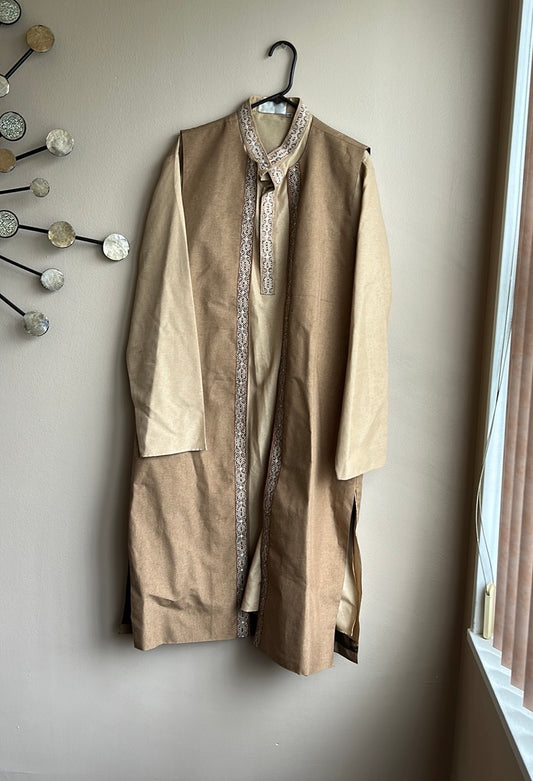 New Men’s Indian 3 Pc Wedding Outfit Kurta Pajama Jacket Embroidered Beige Sz 42