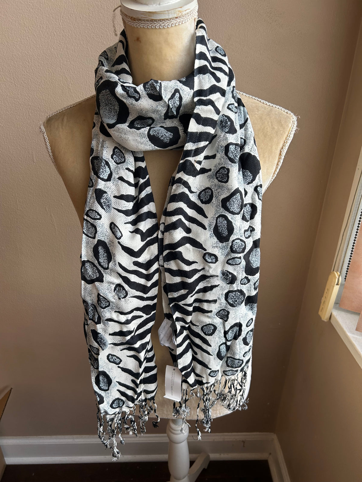 New York & Company Womens Animal Print Scarf Shawl Fringed 5002-3102