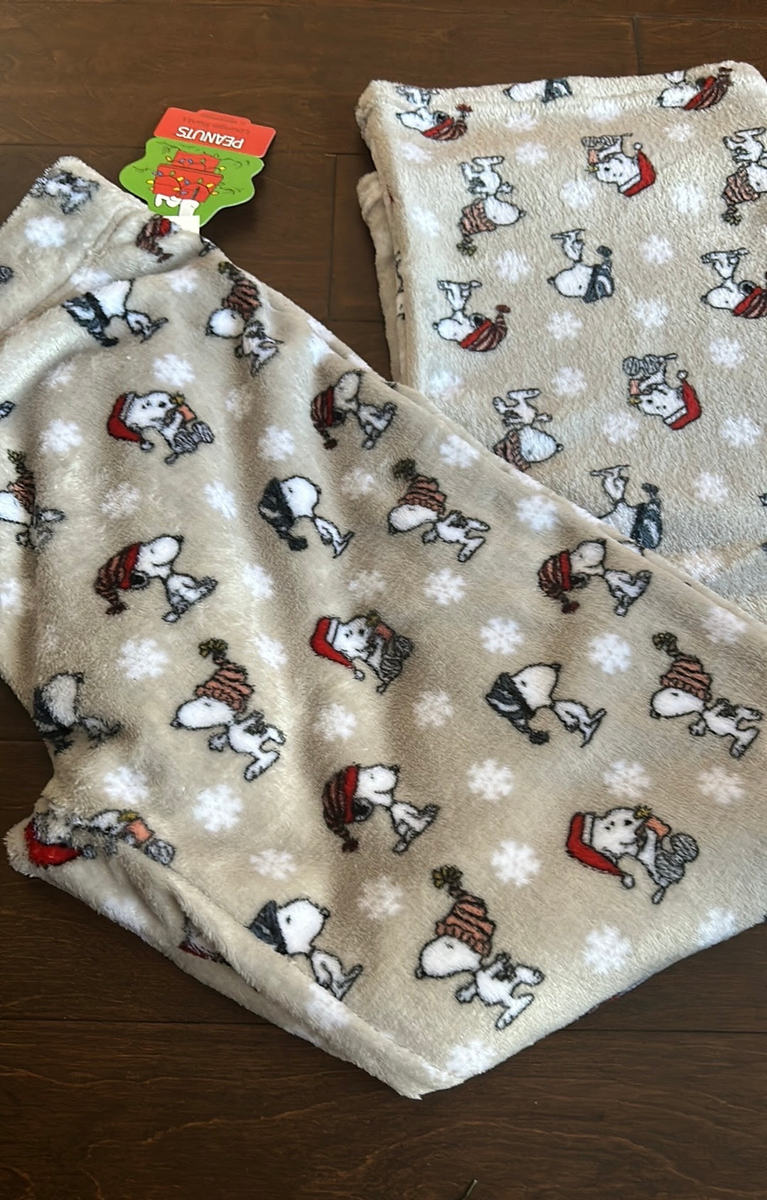 Peanuts womens Christmas Snoopy Santa Hat Plush Pajama Pants New Snowflakes