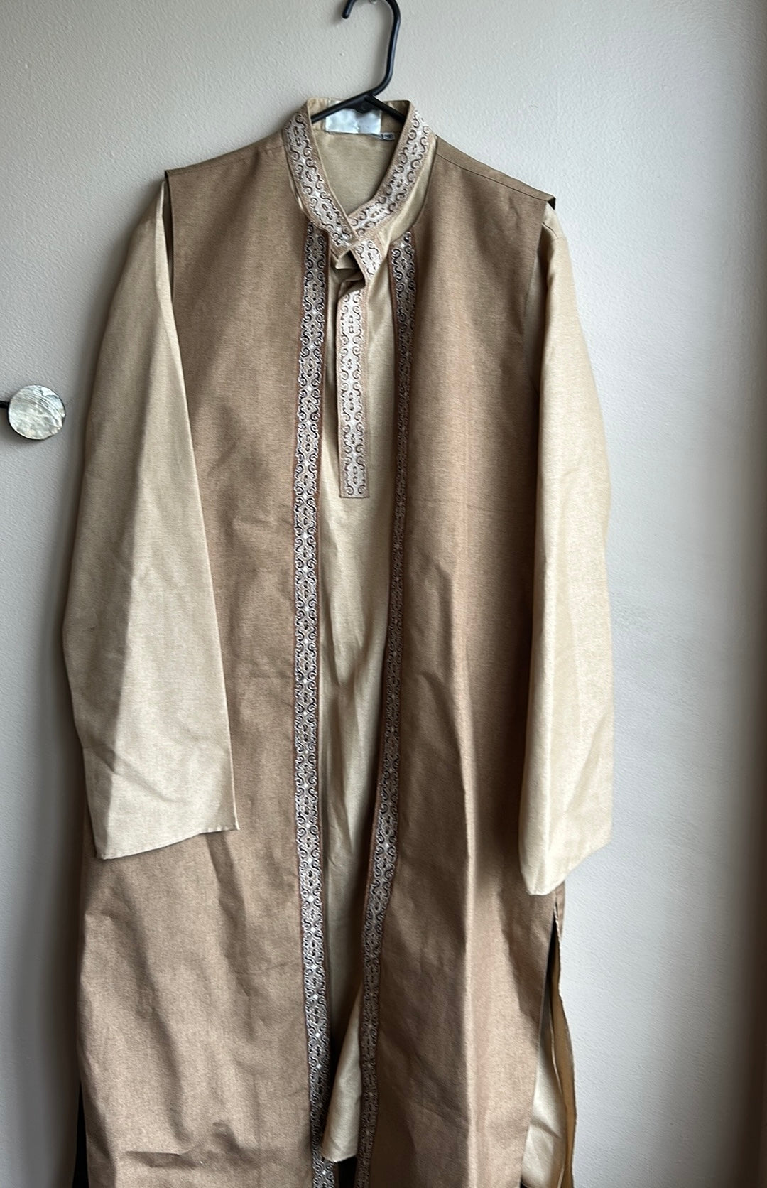 New Men’s Indian 3 Pc Wedding Outfit Kurta Pajama Jacket Embroidered Beige Sz 42